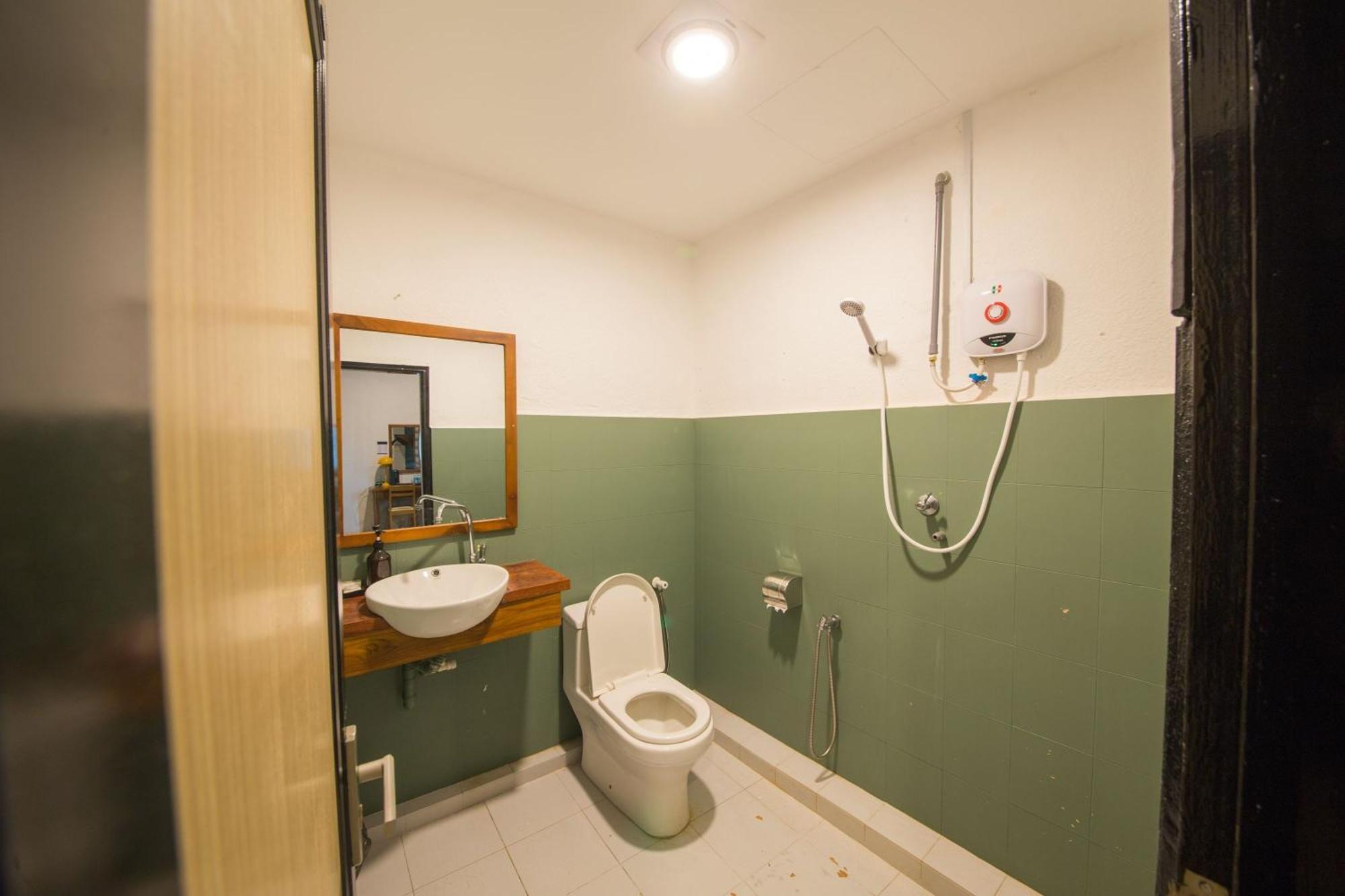 Room V Jalan Sultanah Near Bus Stop Batu Pahat Exterior foto